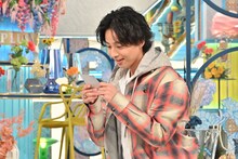 自身がこの番組にゲスト出演した際の取材メモを受け取る藤ヶ谷太輔。(c)TBS
