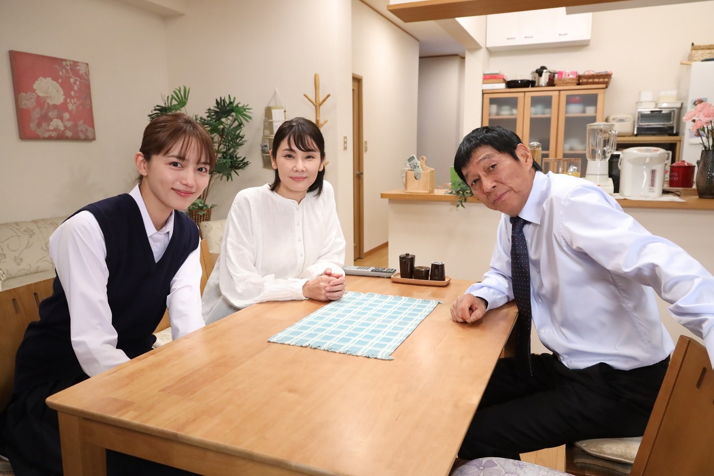 左から、川口春奈、吉田羊、明石家さんま。(c)フジテレビ