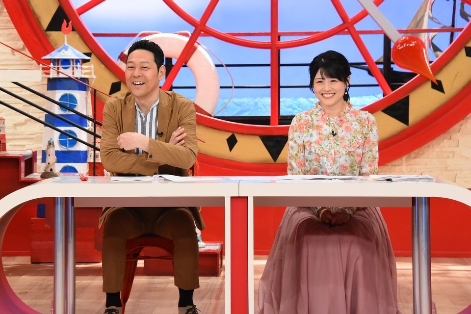 左から東野幸治、中島めぐみアナウンサー。(c)関西テレビ