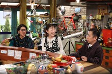 左からクワバタオハラ、ナインティナイン岡村。(c)関西テレビ