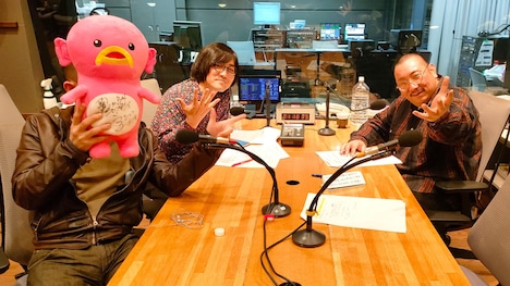 「とうとうバレた?街裏ぴんくの初期メンバーなんですよ!」4月14日放送回の収録の様子。松原タニシ(中央)と、“インディーズ時代の兄貴分”がゲスト。(c)ABCラジオ