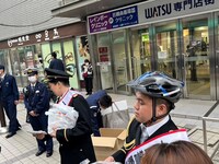 1日警察署長として活動したジェラードン・アタック西本とかみちぃ。（写真提供：吉本興業）