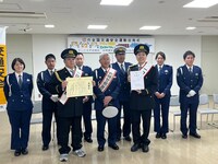 埼玉県岩槻警察署の1日警察署長に就任したジェラードン・アタック西本とかみちぃ。（写真提供：吉本興業）