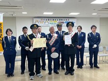 埼玉県岩槻警察署の1日警察署長に就任したジェラードン・アタック西本とかみちぃ。（写真提供：吉本興業）