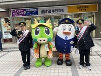 1日警察署長として活動したジェラードン・アタック西本とかみちぃ。（写真提供：吉本興業）