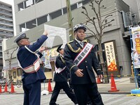 型抜きチャレンジのヘルメットバージョンに挑戦するアタック西本。（写真提供：吉本興業）