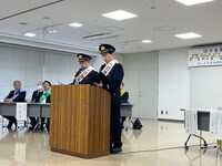 埼玉県岩槻警察署の1日警察署長に就任したジェラードン・アタック西本とかみちぃ。（写真提供：吉本興業）