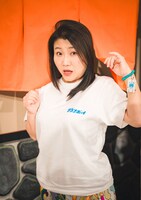 「サウナボーイ」とのコラボアイテムを着用する島田珠代。