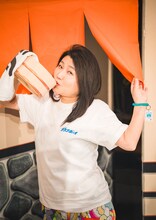 「サウナボーイ」とのコラボアイテムを着用する島田珠代。