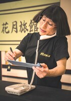 「サウナボーイ」とのコラボアイテムを着用するすち子（すっちー）。