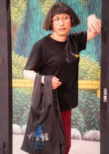 「サウナボーイ」とのコラボアイテムを着用するすち子（すっちー）。