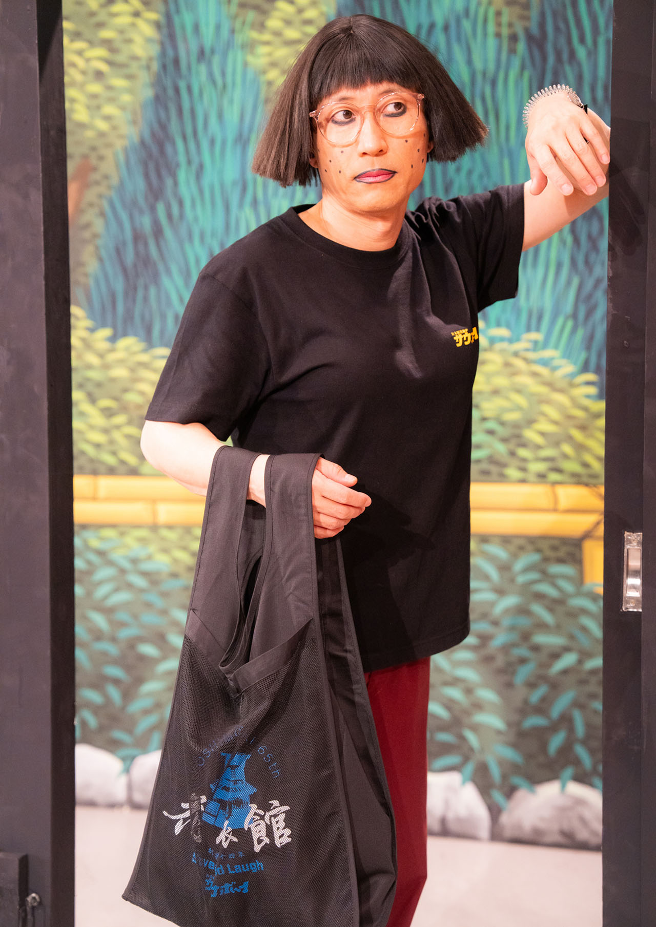 「サウナボーイ」とのコラボアイテムを着用するすち子（すっちー）。