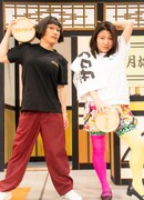 「サウナボーイ」とのコラボアイテムを着用するすち子（すっちー）と島田珠代。