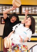 「サウナボーイ」とのコラボアイテムを着用するすち子（すっちー）と島田珠代。