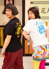 「サウナボーイ」とのコラボアイテムを着用するすち子（すっちー）と島田珠代。