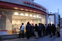 宇都宮市にあるRADIO BERRY本社のスタジオ前に集まった人々。