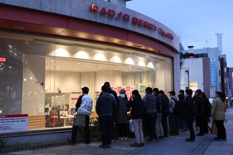 宇都宮市にあるRADIO BERRY本社のスタジオ前に集まった人々。