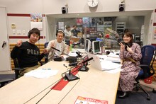 U字工事と井出文恵（右）。