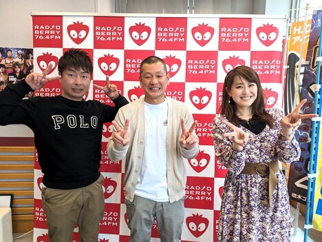 U字工事と井出文恵(右)。