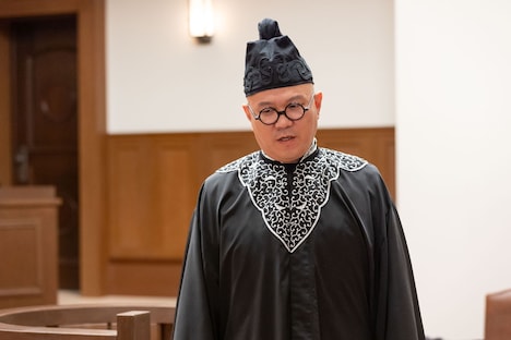 夫婦間の財産返還に関する裁判で男性側の弁護士を演じるシソンヌ長谷川。