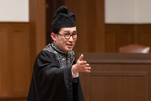 夫婦間の財産返還に関する裁判で女性側の弁護士を演じるシソンヌじろう。