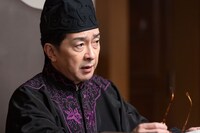 田中裁判長役の栗原英雄。