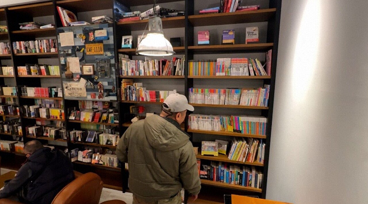 ケンコバ、“本の世界を旅する”福岡のビジホにチェックイン