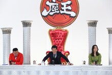 左からケンドーコバヤシ、千原ジュニア、竹上萌奈アナウンサー。(c)関西テレビ