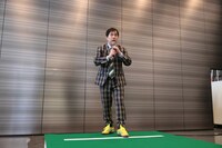 舞台裏でダイブに備える霜降り明星せいや。