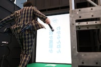 ダイブへ向けて助走する霜降り明星せいや。