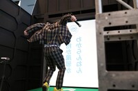 ダイブへ向けて勢いをつける霜降り明星せいや。