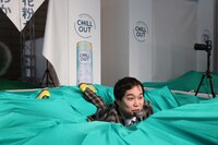 ダイブをしたあとの霜降り明星せいや。