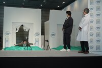 ダイブする霜降り明星せいや（左）。