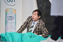 日本コカ・コーラのドリンク「CHILL OUT」のイベントでストレス解放のため壁をぶち破ってダイブした直後の霜降り明星せいや。