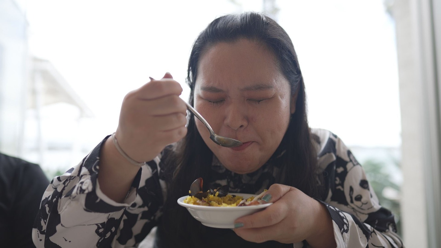 食べる田辺。