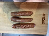 ウインナーに切り込みを入れる。