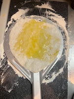 生地にオリーブオイルを塗る。