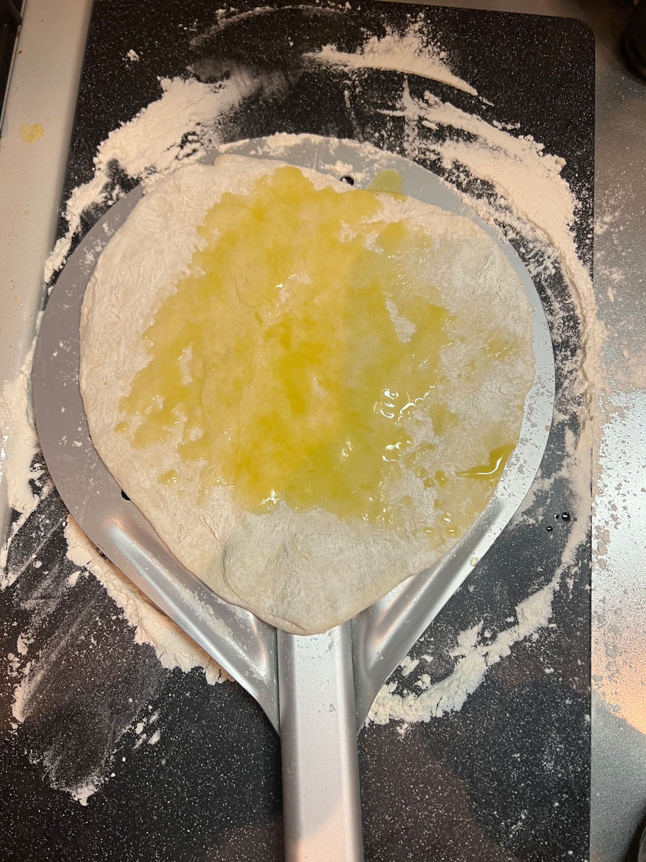 生地にオリーブオイルを塗る。