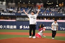 マウンドに登場し、声援を受けるライス田所。（写真提供：BS松竹東急）