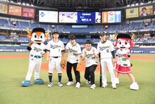 「オリックス・バファローズ×東北楽天ゴールデンイーグルス」の特別始球式に登場したライスの2人（左から3人目、4人目）。（写真提供：BS松竹東急）