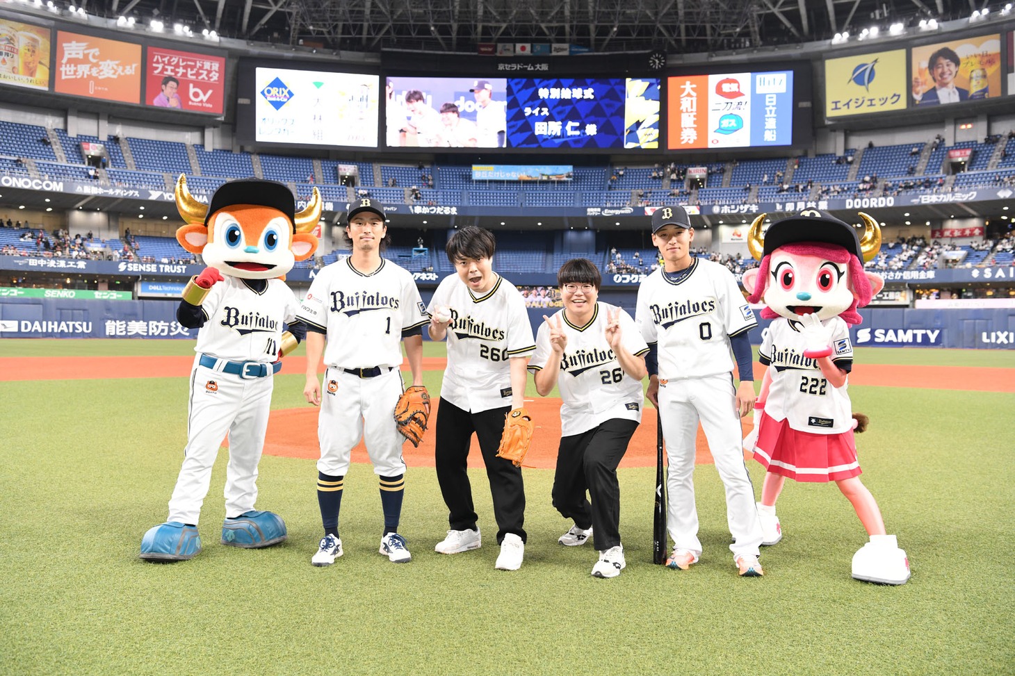 「オリックス・バファローズ×東北楽天ゴールデンイーグルス」の特別始球式に登場したライスの2人（左から3人目、4人目）。（写真提供：BS松竹東急）