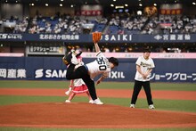 思い切り投げるライス田所。（写真提供：BS松竹東急）