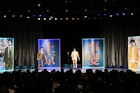 下手から子安、中央から中村が現れる。