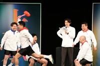 シシガシラ脇田の頭と叩くジャングルポケット太田。