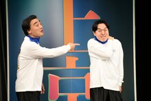 「肩が痛い」から「アイーン」への変化の仕方をレクチャーするジェラードンかみちぃ。