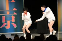 ヘンダーソン中村とジャングルポケット斉藤によるケツバット対決の様子。