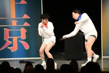 ヘンダーソン中村とジャングルポケット斉藤によるケツバット対決の様子。