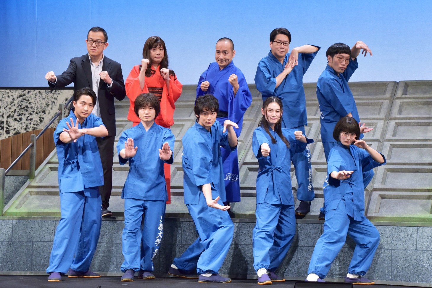 舞台「鴨川ホルモー、ワンスモア」のキャスト陣と脚本・演出の上田誠（後列左端）。