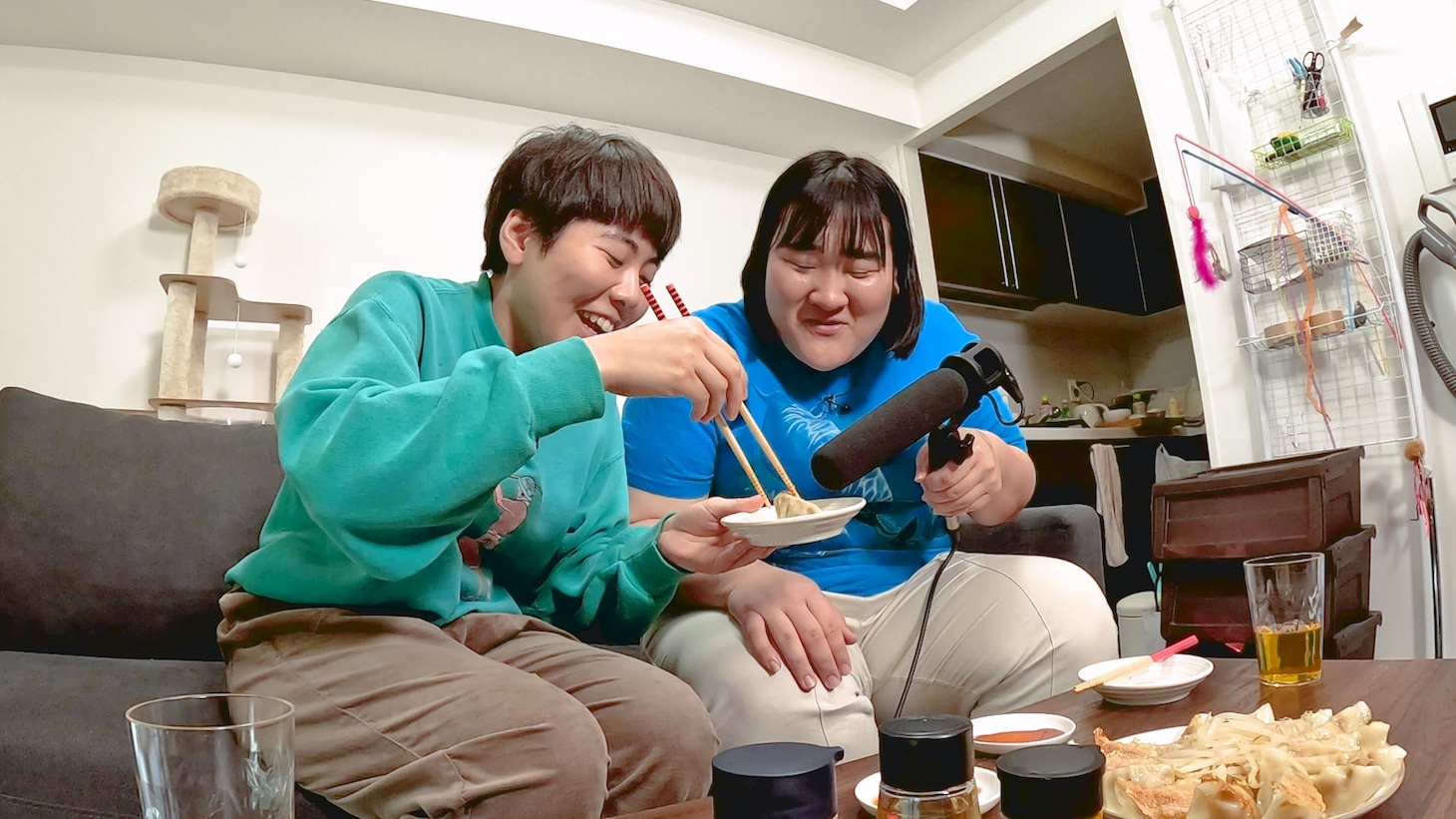 ヨネダ2000が出演する「深夜のグルメ企画 シャニムニ！EAT！」。