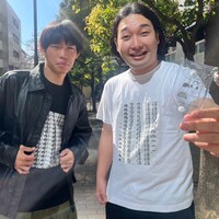 「かが屋の大カロ貝展」グッズを身に着けたかが屋。